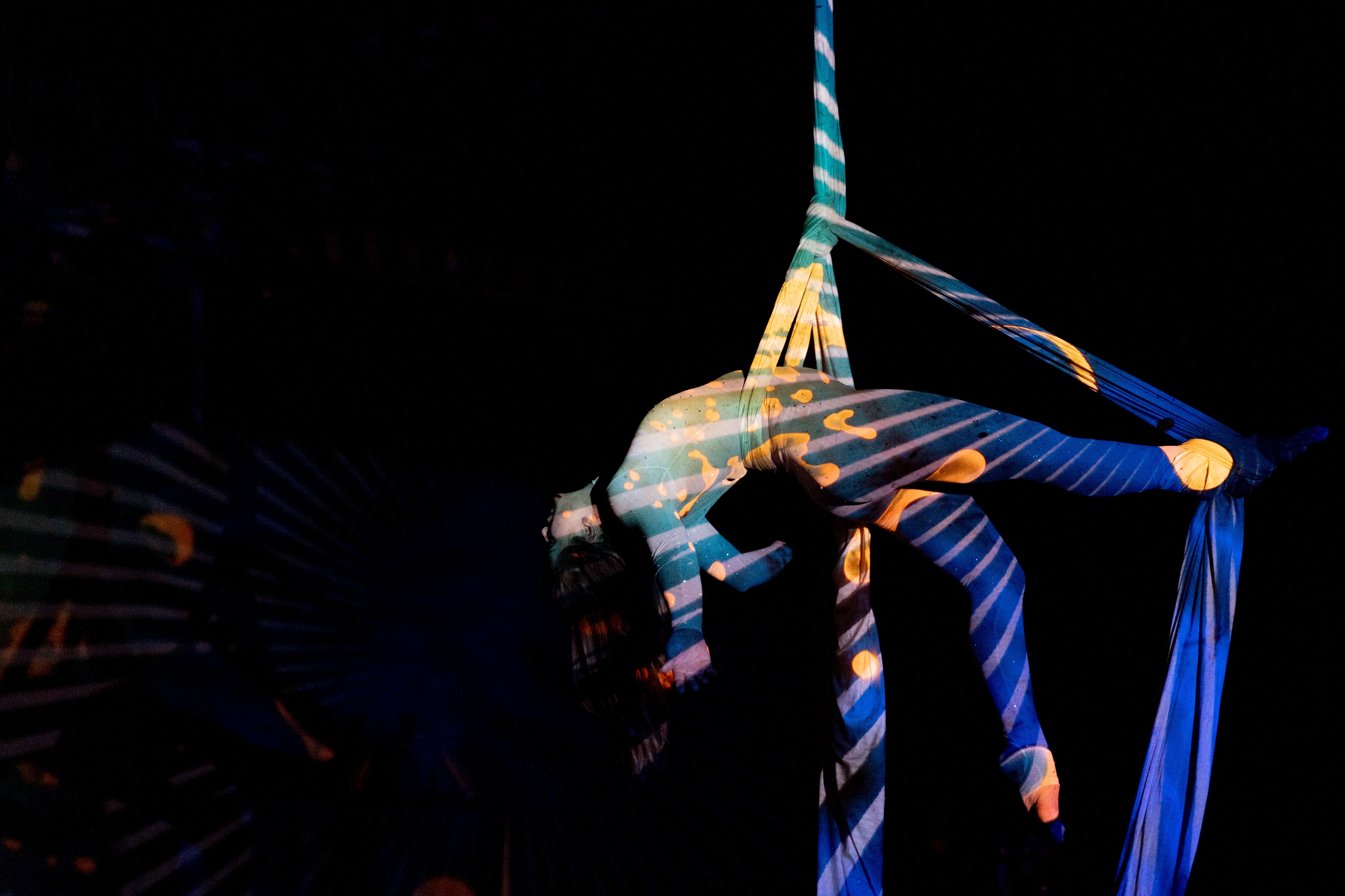 Together with Chiara's aerial dance, they create a showpiece between magic and reality.