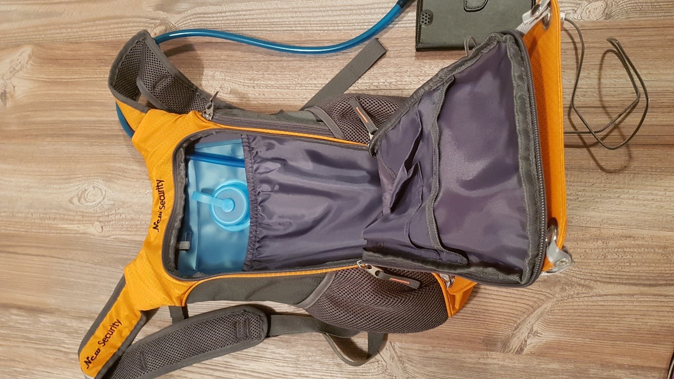 New Security Rucksack mit 7-W-Solar Panel für USB-Ladegeräte,mit 2L Silikon Trinkflasche.