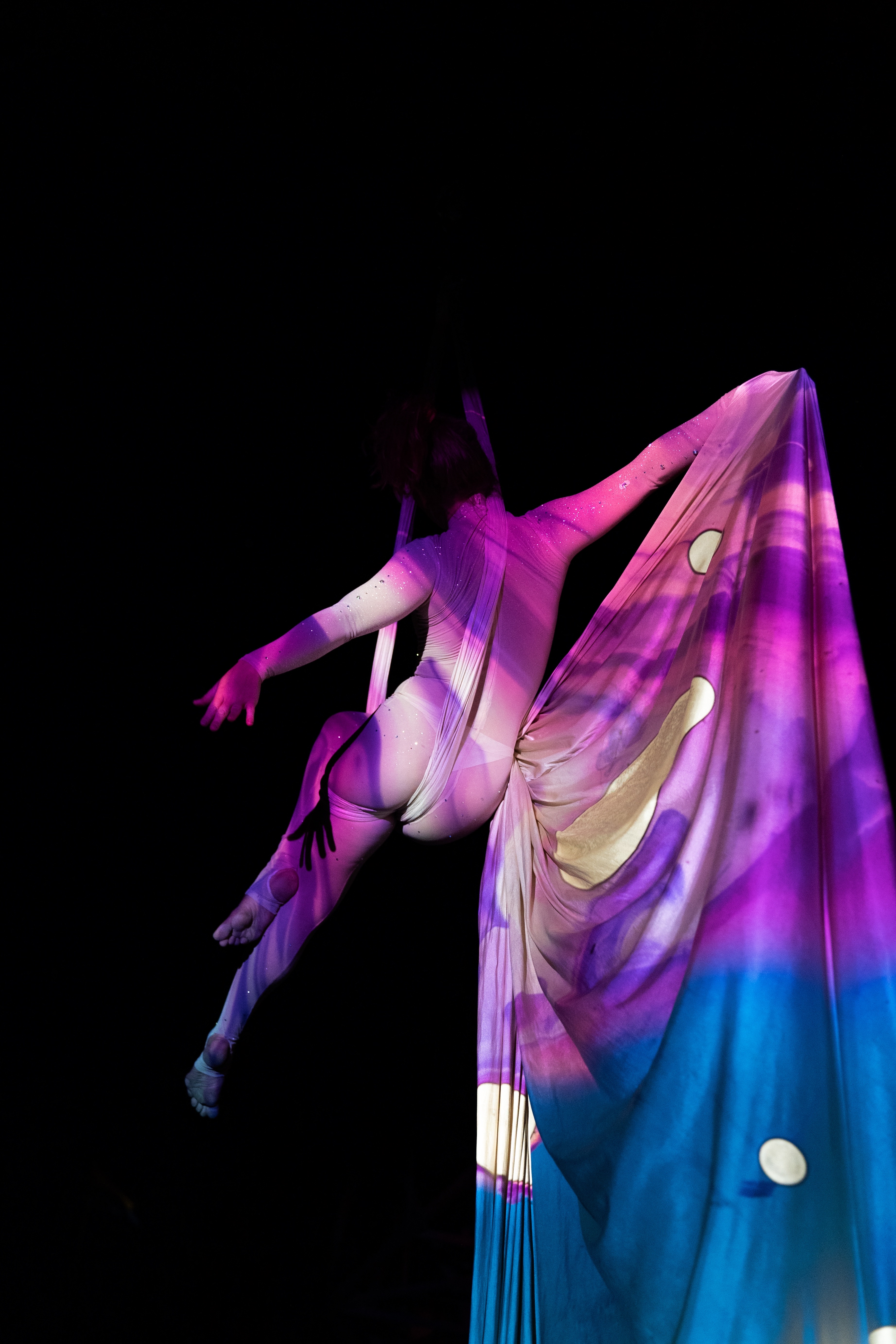 Together with Chiara's aerial dance, they create a showpiece between magic and reality.