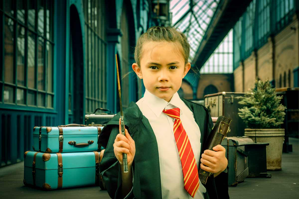 junge mit harry potter outfit in einer lagerhalle